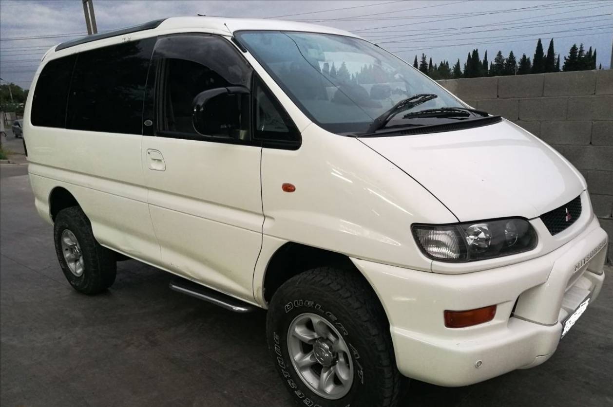 Mitsubishi delica 2002